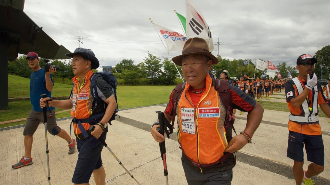 엄홍길 대장이 선두에서 DMZ 평화통일 대장정의 최종 목적지인 통일전망대에 진입하는 모습