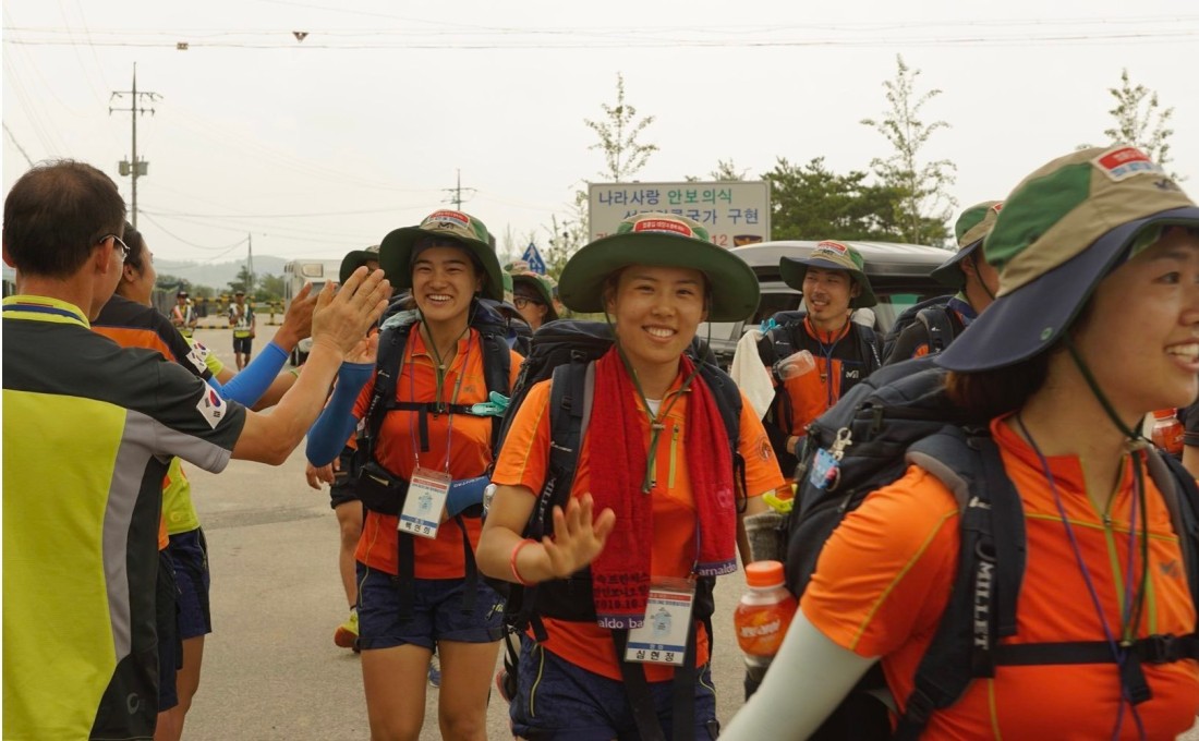 DMZ 평화통일 대장정 참가 청년들이 통일전망대에 도착하여 손을 흔들며 기뻐하는 모습