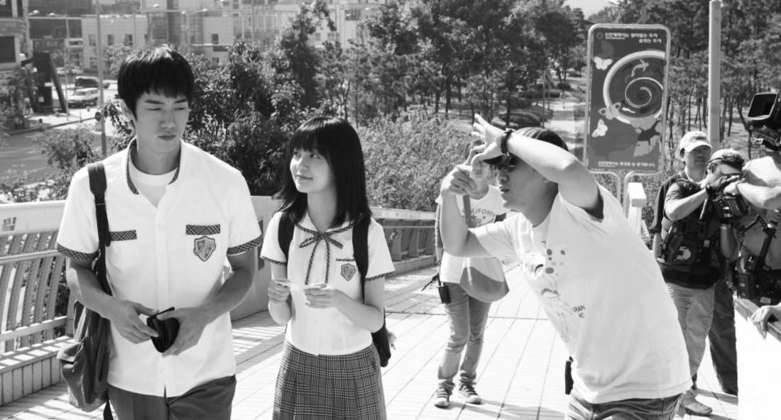 영화 열여덟열아홉 촬영 현장의 모습이다. 배광수 감독이 앵글을 살피며 리허설 중이다.